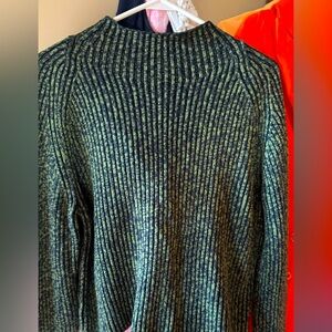 Lululemon sweater. Black/green